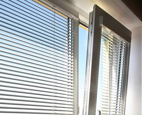 Установка жалюзи на окно